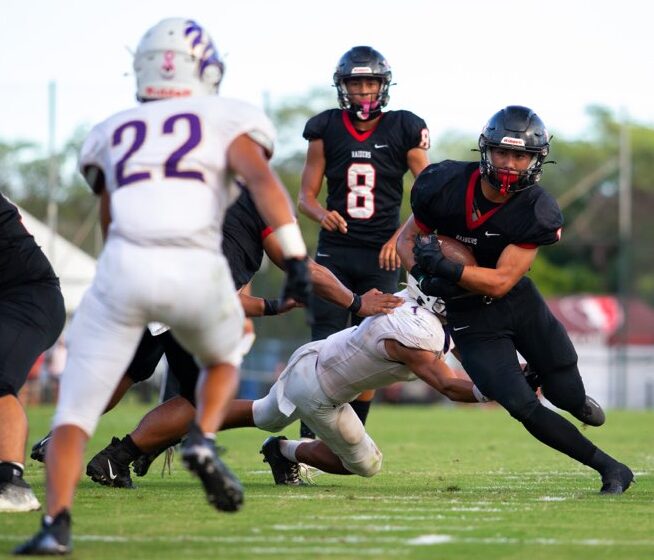 FOCUS ON FOOTBALL: ‘Iolani Fends Off Pesky Damien To Clinch A State Division I Berth
